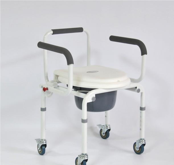 Стул-кресло с санитарным оснащением. FS 813 на 4-х колесах