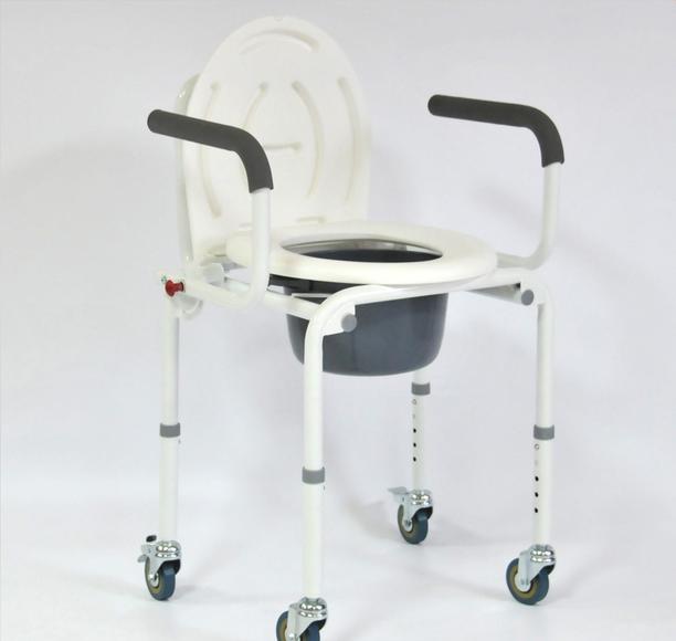 Стул-кресло с санитарным оснащением. FS 813 на 4-х колесах